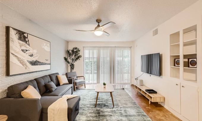 Bouldin Apartment | 2B Getaway Steps to Dtwn | Sleeps 6 | Pool, Prkg