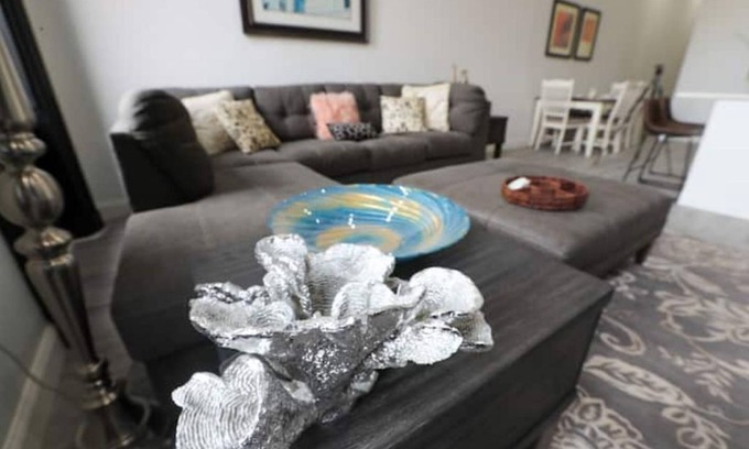 Downtown Historic District Apartment | Prime 2B Stay in Easton with Spa and Breakfast Options!