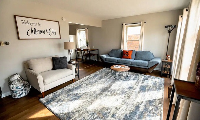 Jefferson City House | Convenient 2BD Home with Lake View Near JCMO Attractions