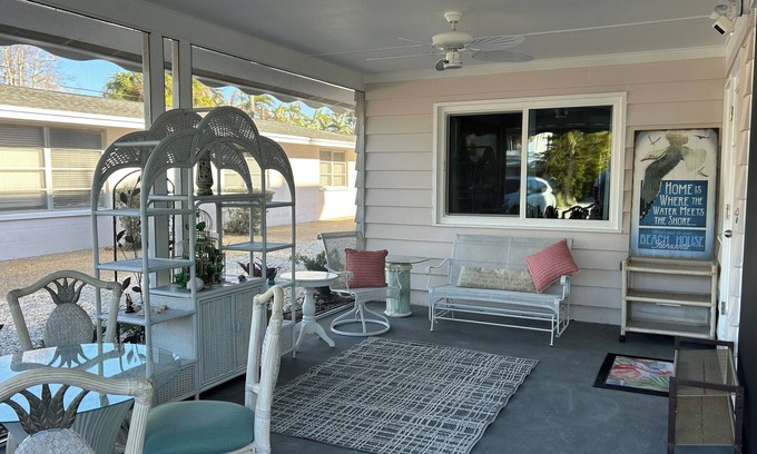 Sarasota Cottage | Pet-Friendly Beach Cottage with Private Yard & Firepit