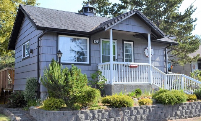 Seaside House | Beautiful Beach Cottage: Steps to Ocean with Back Deck