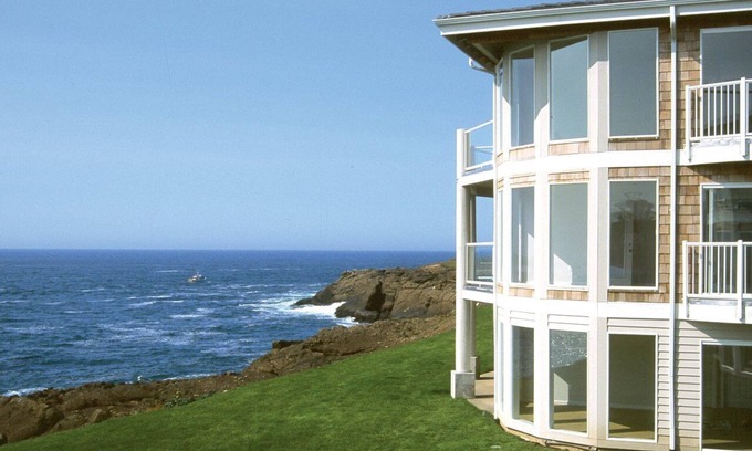 Depoe Bay Condo | Ocean Front Whale Watching Retreat with Pool and Spa