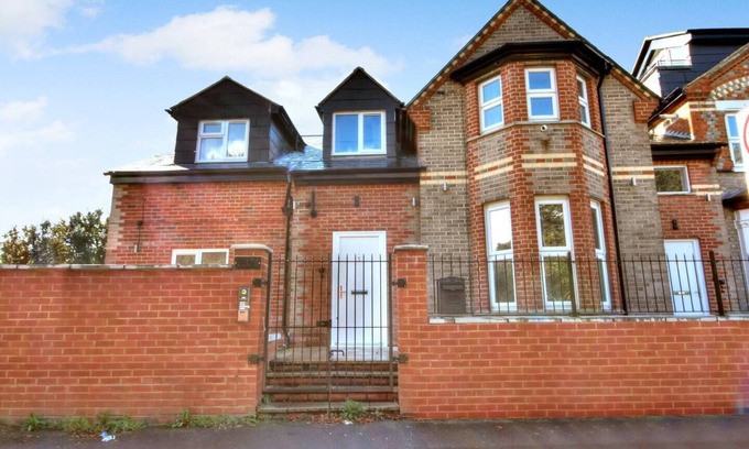Reading Apartment | Ideal 2BD Apartment for 7 with Off-Street Parking