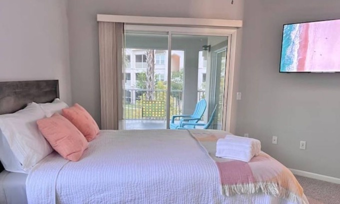 Ocoee Apartment | Scenic 2BD Apartment with Lake Views and Resort Pool