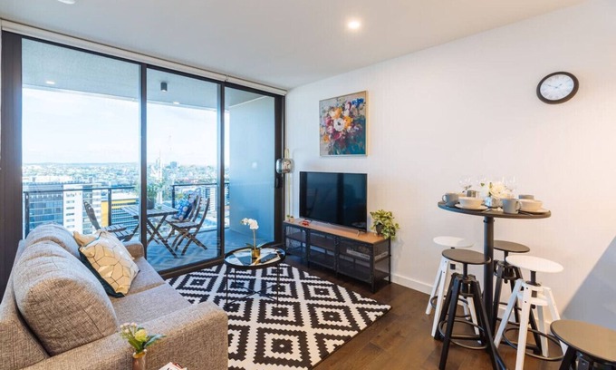 South Brisbane Apartment | Modern 2BD Apartment with City Views & Free Parking