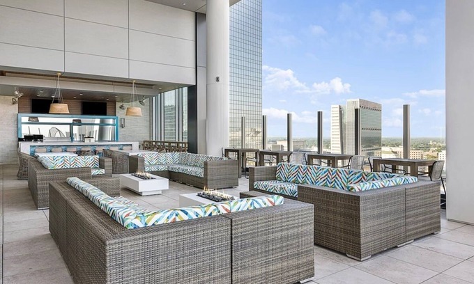 Downtown Atlanta Resort | Stylish 2BD Atlanta Retreat with Rooftop Pool & Bar