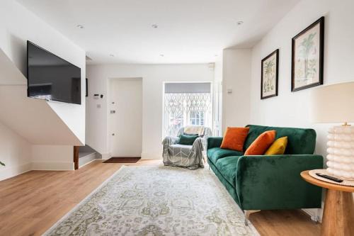Snaresbrook House | Family-Friendly 2BD Mews House in Wanstead Awaits You