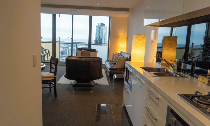 Southbank Apartment | Inviting 2BD Retreat with City Views, Pool & Gym Access