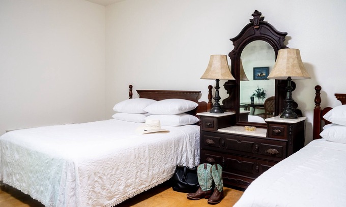 Brenham Apartment | Premier King & Double Suite Near Round Top with Amenities