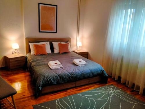 Veroia Apartment | Prime Location: Peach Blossom 2BDR with Hot Tub Appeal