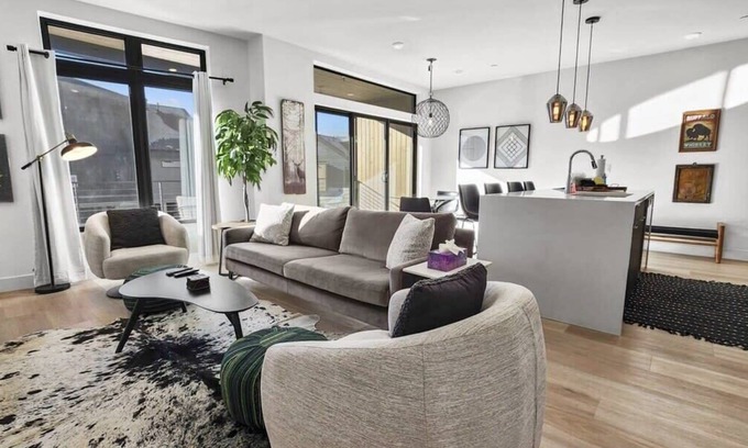 Silverthorne Condo | Modern 2BDR Retreat Steps from Dillon Reservoir