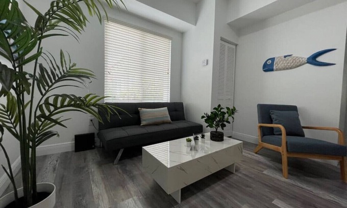 Ludlam Apartment | Conveniently Located 2-Bed Apartment with Parking