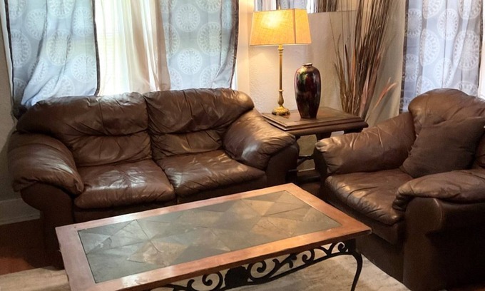 South Kansas City House | Cozy 2Bed House with Live Music Nearby for Your Stay!