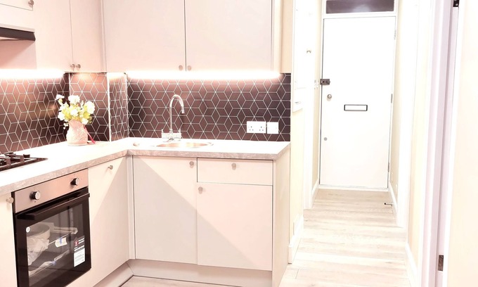 West Hill Apartment | Elegant 2-Bedroom Apartment Near Earlsfield Station