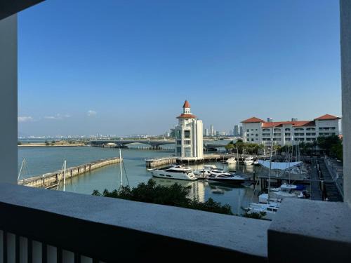 Seri Tanjung Pinang Apartment | Seaview Retreat at Straits Quay with Pool & Hot Tub