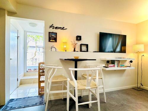 Knight House | Garden-View Guest Suite: Child-Friendly Comfort & Free Parking