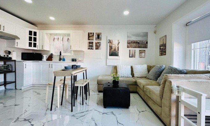 Renfrew-Collingwood House | Exceptional 2BR Guest Suite with Mountain-View & Hot Tub