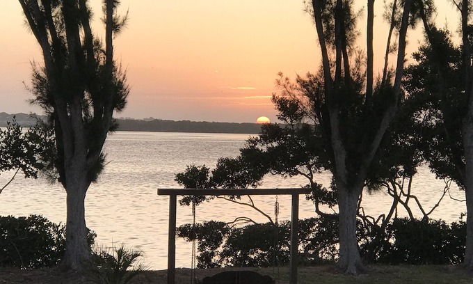 Bradenton Beach House | Bayfront Retreat with Stunning Sunrise & Free WiFi