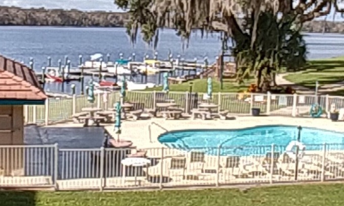 Welaka Condo | Impressive 2BR Condo with Pool & Boat Slip by River