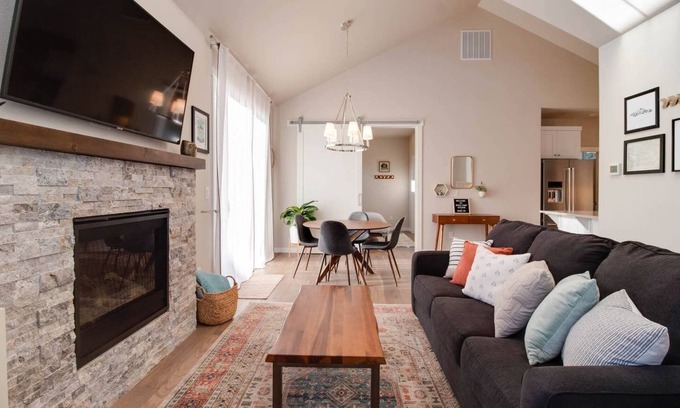 Century West House | Ideal Cottage for Outdoor Adventures with Lake View
