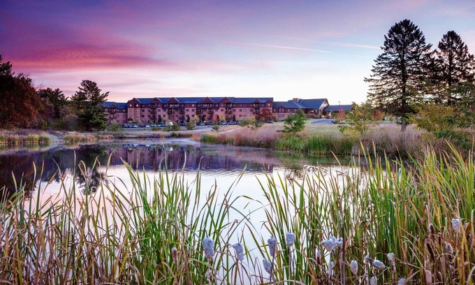 Lake Delton Condo | Enchanting 2BR/2BA Suite with Waterpark Passes & Spa