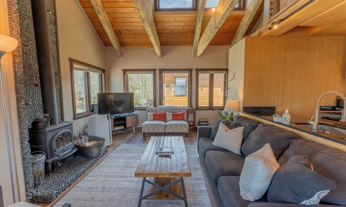 Crested Butte House | Pet-Friendly Townhome: 2 Blocks to Ski Bus & Scenic Views