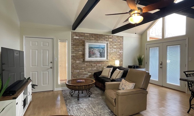 Brownsville Villa | Immaculate 2BR Villa with Oceanfront Pool and Spa