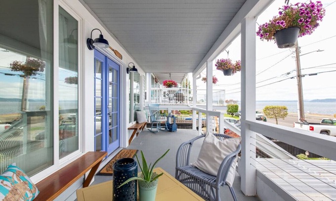 Alki House | Pet-Friendly 2BR Ocean View Retreat on Alki Beach