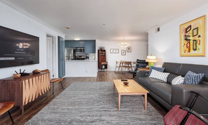 Hollywood Condo | Pet-Friendly 2BR Oasis in Historic Hollywood with Ocean Views