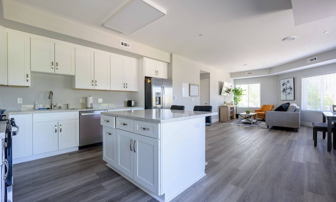 Campbell Apartment | Guest Rated 10/10: Family-Friendly King-Sized Retreat