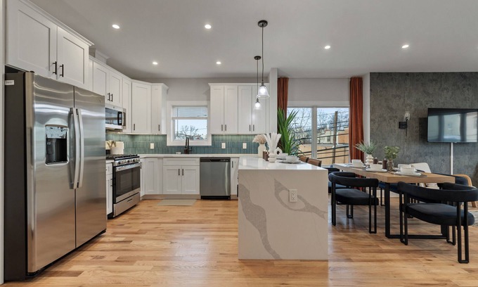 Kearny Apartment | 2br 3ba 2King bd, 3 Car Parking+Bonus area w/Qn bd