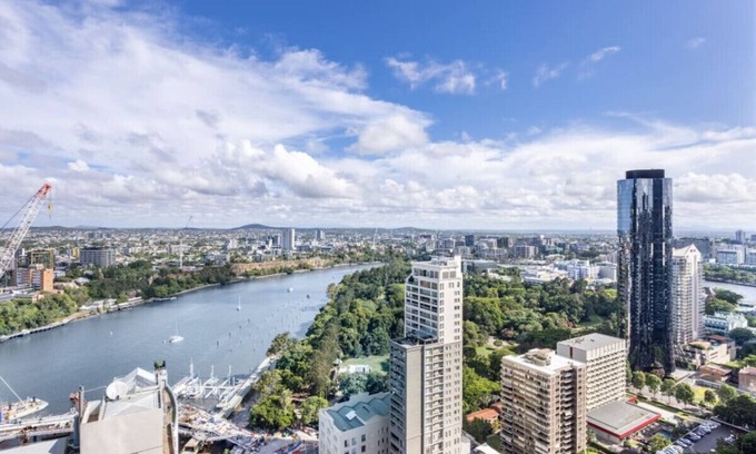 Brisbane Central Business District Apartment | Bright 2BR Apartment in the Heart of the City with a View