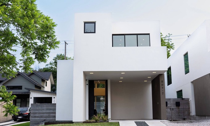 Galindo House | Downtown Austin Oasis: EV Charging and Pet-Friendly Stay