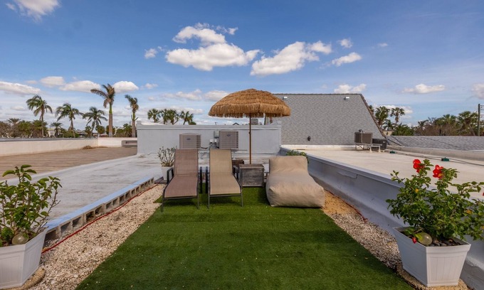Saint Armands Key Apartment | Beachy Speakeasy: 2 Bedroom Retreat Near Lido Beach