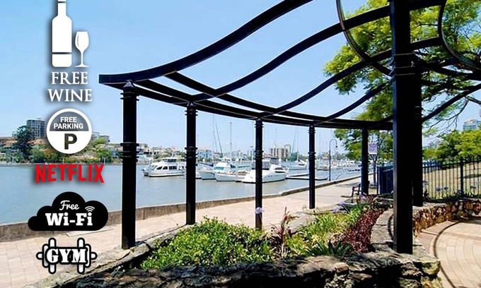 Kangaroo Point Apartment | Relaxing River Retreat with Pool, Gym & Netflix Access