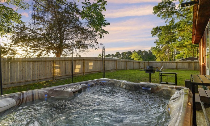 Broken Bow Cabin | Cozy 2Br Cabin with Hot Tub, BBQ & Smart TV – Guest Rated 9.8