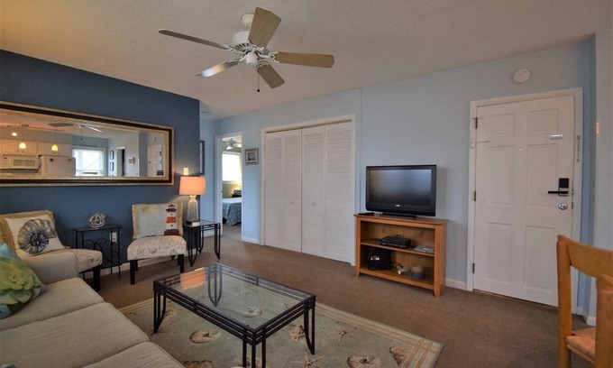 Country Club Estates Condo | Prime 2BR Condo Steps from Beach & Shopping - Rated 9.4