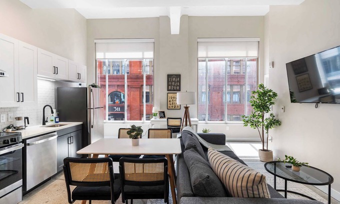 Downtown Cincinnati Apartment | 2BR CozySuites OTR Downtown #12