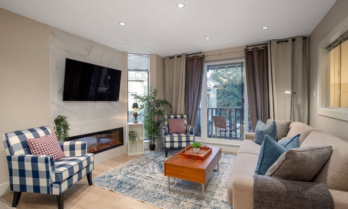 Whistler House | Modern Townhome Retreat with Lake View in Whistler