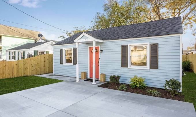 Buckroe Beach House | Renovated 2-Bed Retreat with Spa & Breakfast Included!