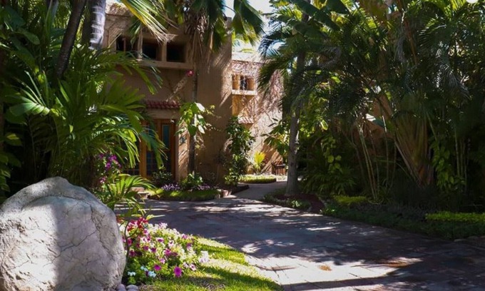 La Florida Villa | Garden Villa Retreat at Villas el Rancho with Kitchen & Breakfast