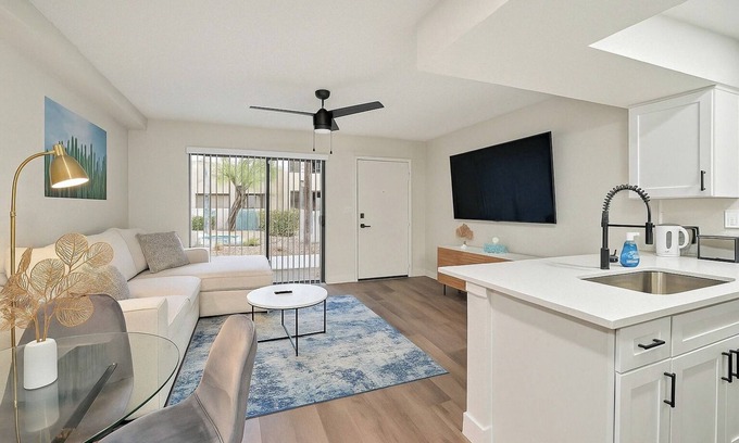 Village Grove Apartment | 2BR Gem+2Bd+70"SmartTV+FreeParking
