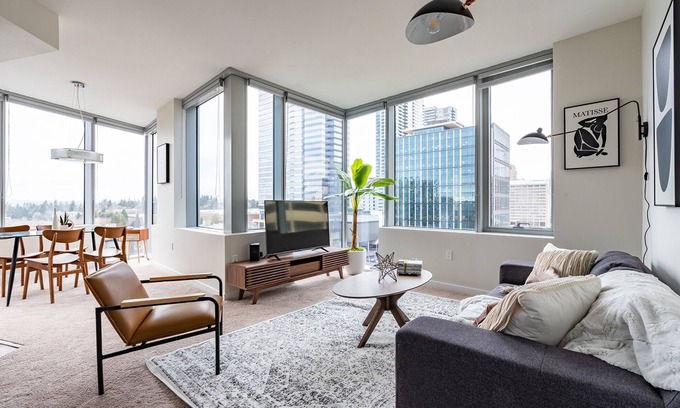 West Bellevue Apartment | Discover Sophari's 2BR Retreat in Bellevue with Pool