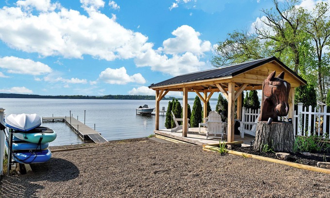 Saratoga Springs Cottage | Pet-Friendly 2BR Lakehome Near Dock and Beach Awaits!