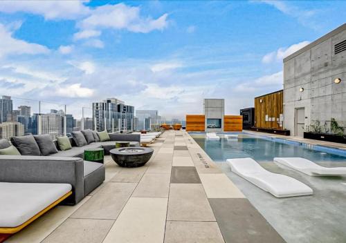 Rainey Street Historic District Apartment | Elegant 2BR Retreat with Rooftop Pool and Scenic Views