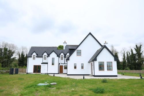 Lecemy House | DG Meadow View - Pet Friendly 7 Bedroom Home in Donegal