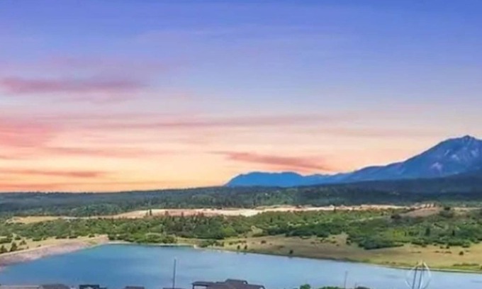 Monument House | Unforgettable Fly-By Suite with Lake Views & Hot Tub