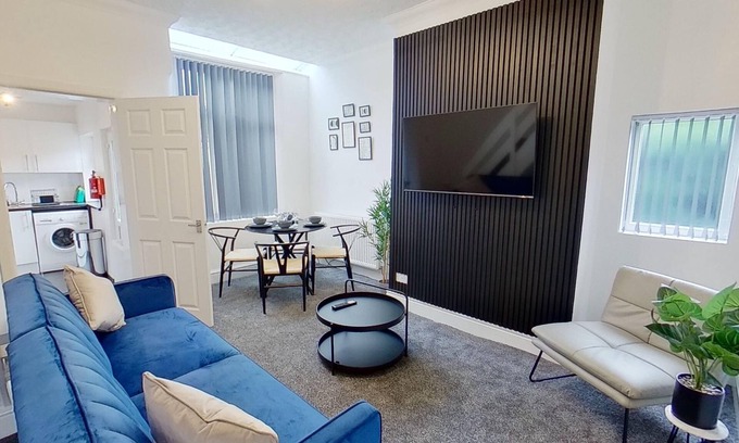 Salford House | Elegant 2-Bed House with Pool Table Near City Centre