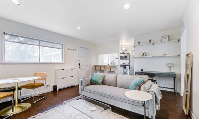 Westfield Apartment | Modern 2BR Retreat in Tarrytown | Vista - Portoro