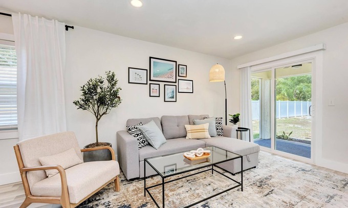 Bay Acres House | 🌴 2BR Oasis w/Lanai, Fire Pit + 5 Min to Nokomis Beach
